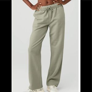 NWOT Alo Yoga Accolade Straight Leg Sweatpant in Limestone